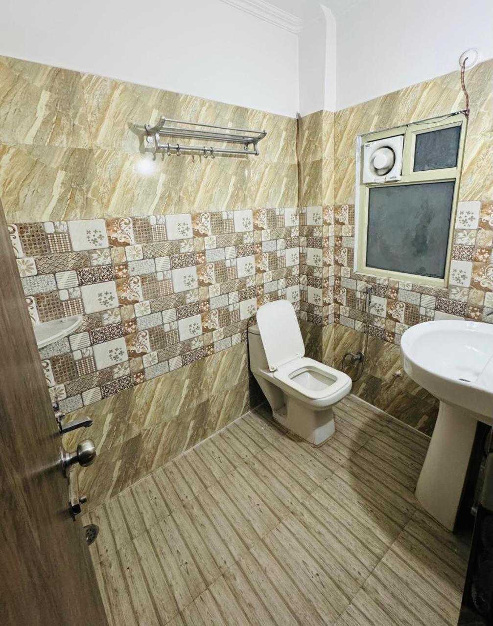 Hotel Pearl Inn Rudrapur Zewnętrze zdjęcie