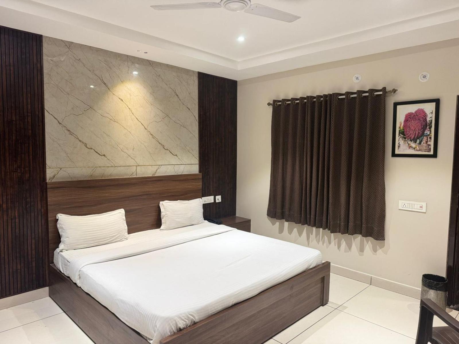 Hotel Pearl Inn Rudrapur Zewnętrze zdjęcie
